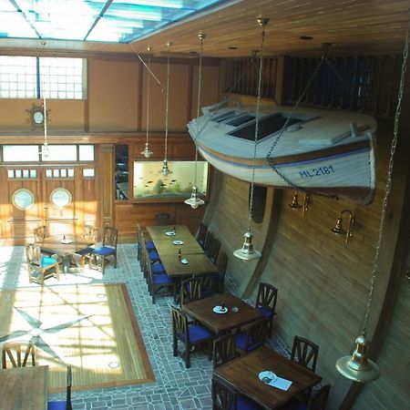Hotel Marina Hermanuv Mestec Екстериор снимка