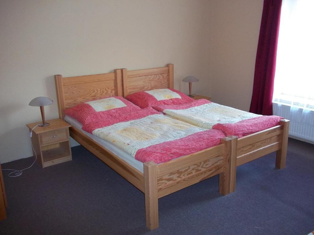 Hotel Marina Hermanuv Mestec Екстериор снимка