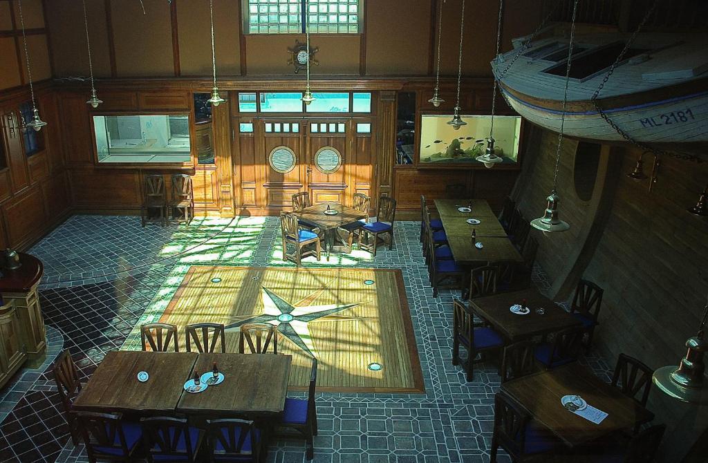 Hotel Marina Hermanuv Mestec Екстериор снимка