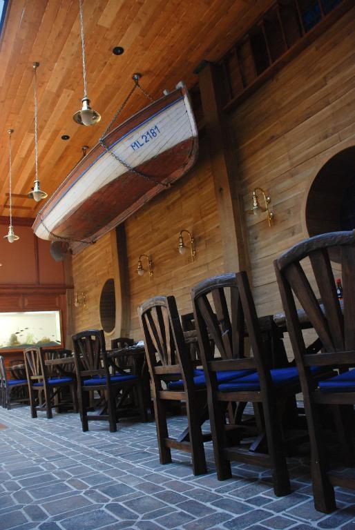 Hotel Marina Hermanuv Mestec Екстериор снимка