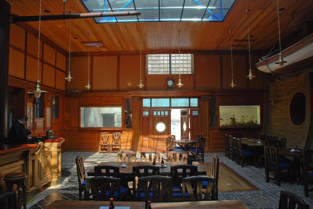 Hotel Marina Hermanuv Mestec Екстериор снимка